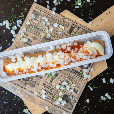 Curryworst met saus en ui – special bij frituur Tipzakske